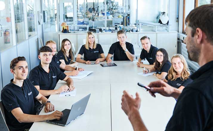 Im neuen Ausbildungszentrum der Franz Morat Group werden die Kerninhalte der Technischen Ausbildung (CNC-Drehen, CNC-Fräsen, Schleifen, Bohren, Sägen, Messtechnik) praktisch vermittelt und in modernen Schulungsräumen theoretisch vertieft.