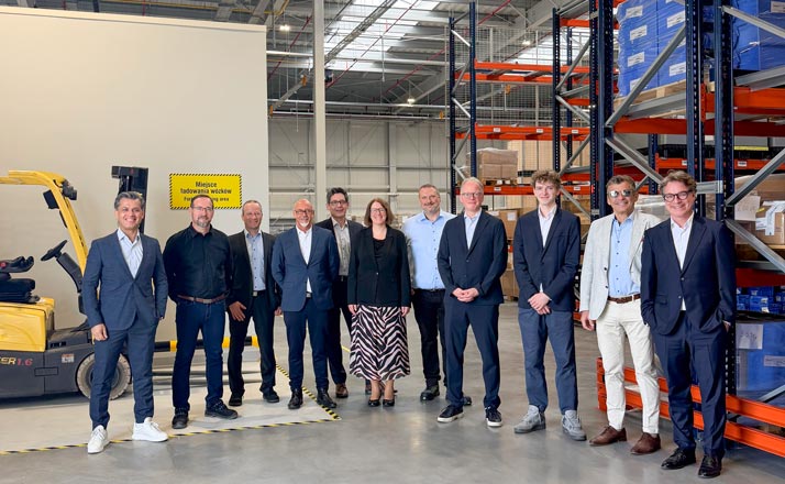 Die Gesellschafter, Beiräte und Mitglieder der Geschäftsleitung der Franz Morat Group im neuen Erweiterungsbau von Framo Morat Polska in Nowa Ruda. (Bildquelle: Franz Morat Group)
